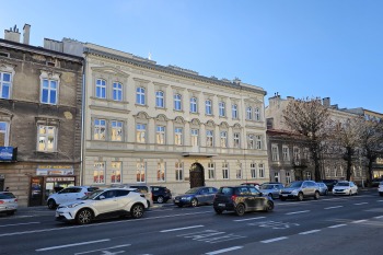 Kamienica przy ulicy Piłsudskiego 5 w Rzeszowie odzyskuje swój dawny blask